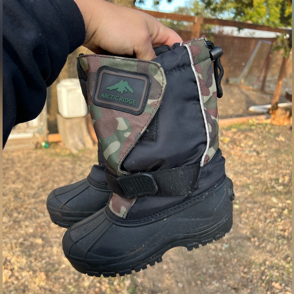 Arctic Ridge Youth Snow boots sz 13